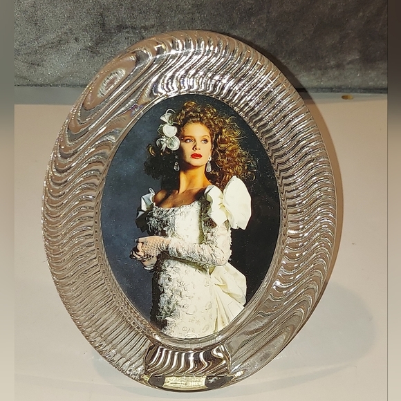 NIB VINTAGE MIKASA ETCHED CRYSTAL OVAL WEDDING PICTURE FRAME MADE IN GERMANY - Picture 3 of 8